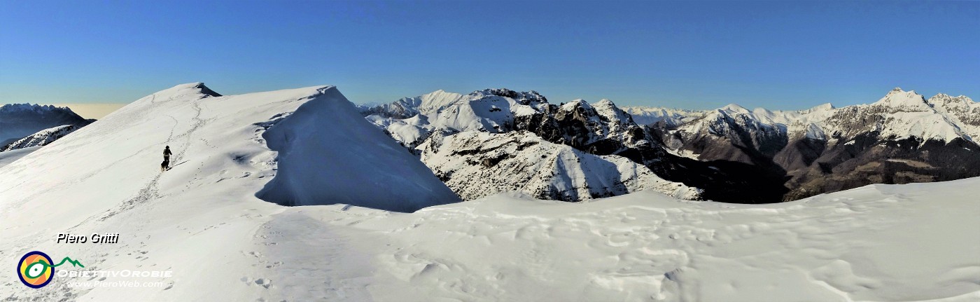 41 Sulla cima dell'Aralalta con alte cornici di neve non saliamo .jpg